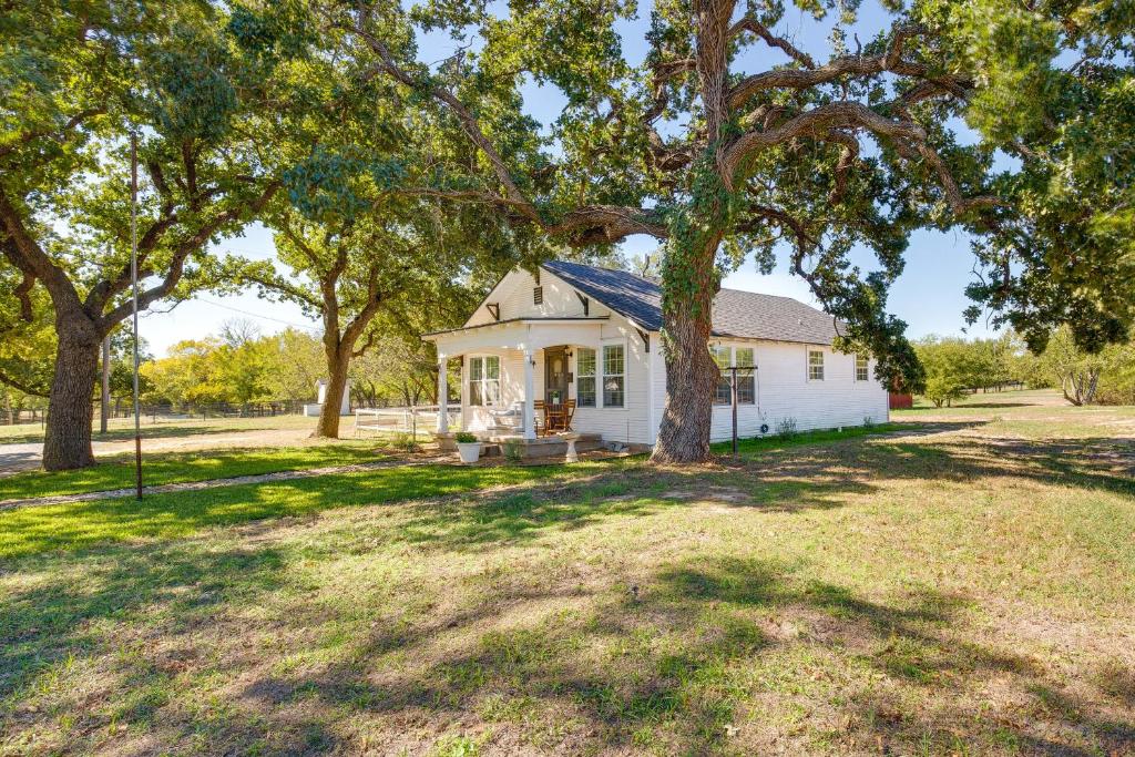 Idyllic Country Cottage about 18 Mi to Lake Bridgeport